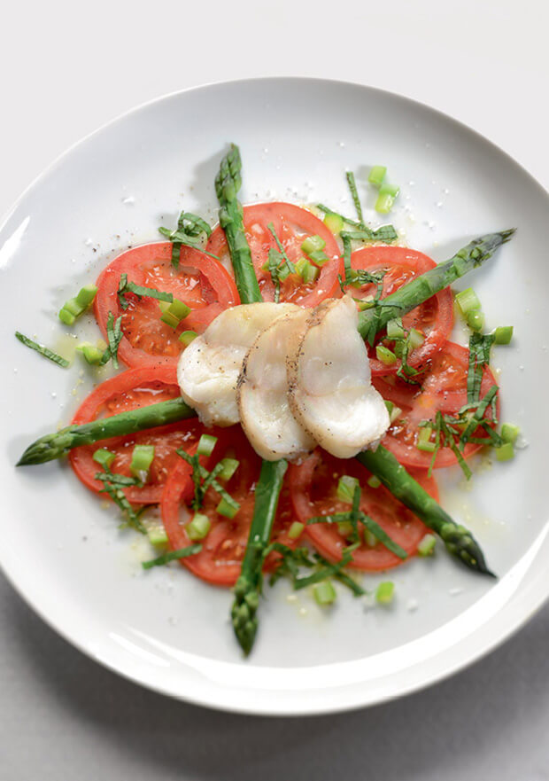 Tomaten-Spargel-Salat mit Seeteufel